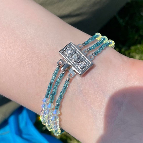 Hand beaded blue and white Swarovski crystal bracelet - Picture 3 of 5